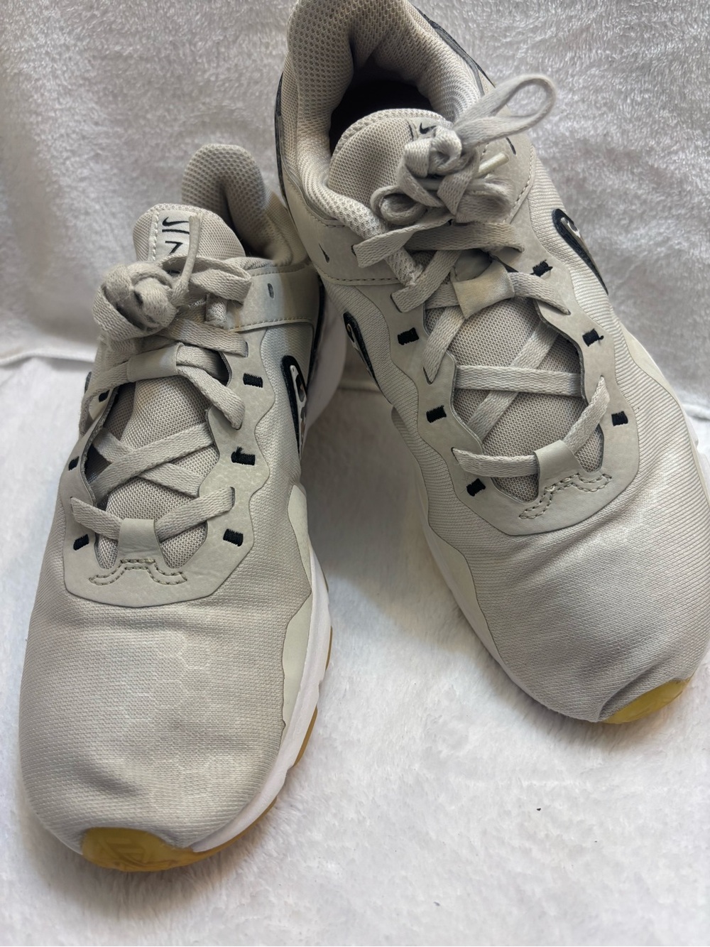 Nike Legend Essential 2 Women’s 7.5 Leopard' Light Bone.